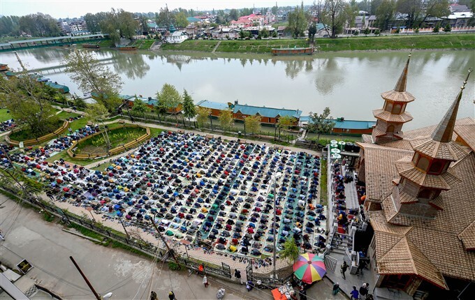 റമദാന്‍ വ്രതം ആരംഭിച്ചു, രാജ്യത്തെ വിവിധയിടങ്ങളില്‍ നിന്നുള്ള നോമ്പുതുറ ചിത്രങ്ങള്‍ കാണാം