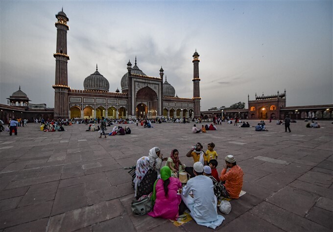 റമദാന്‍ വ്രതം ആരംഭിച്ചു, രാജ്യത്തെ വിവിധയിടങ്ങളില്‍ നിന്നുള്ള നോമ്പുതുറ ചിത്രങ്ങള്‍ കാണാം