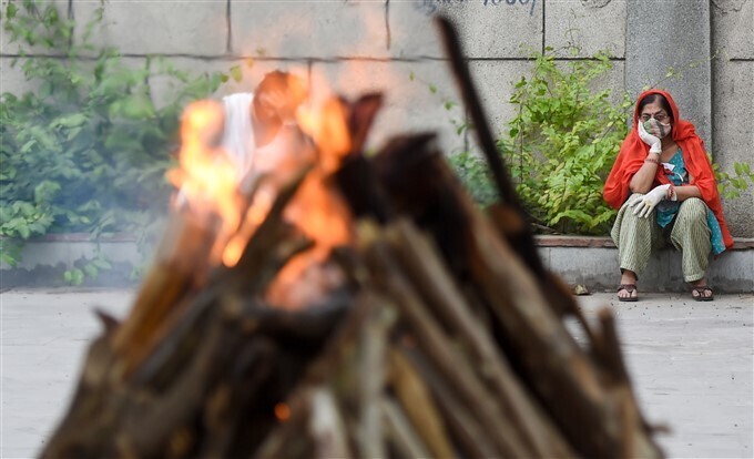 കോവിഡ് മരണം വര്‍ധിക്കുന്നു, രാജ്യത്തിന്റെ വിവിധ ഭാഗങ്ങളില്‍ നിന്നുള്ള സംസ്‌ക്കാര ചടങ്ങുകളുടെ ചിത്രങ്ങള്‍