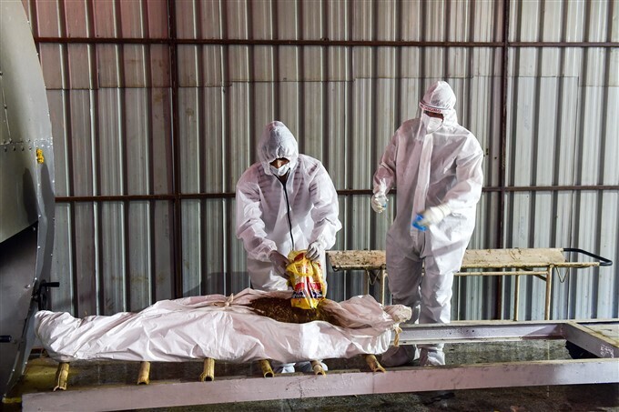 കോവിഡ് മരണം വര്‍ധിക്കുന്നു, രാജ്യത്തിന്റെ വിവിധ ഭാഗങ്ങളില്‍ നിന്നുള്ള സംസ്‌ക്കാര ചടങ്ങുകളുടെ ചിത്രങ്ങള്‍