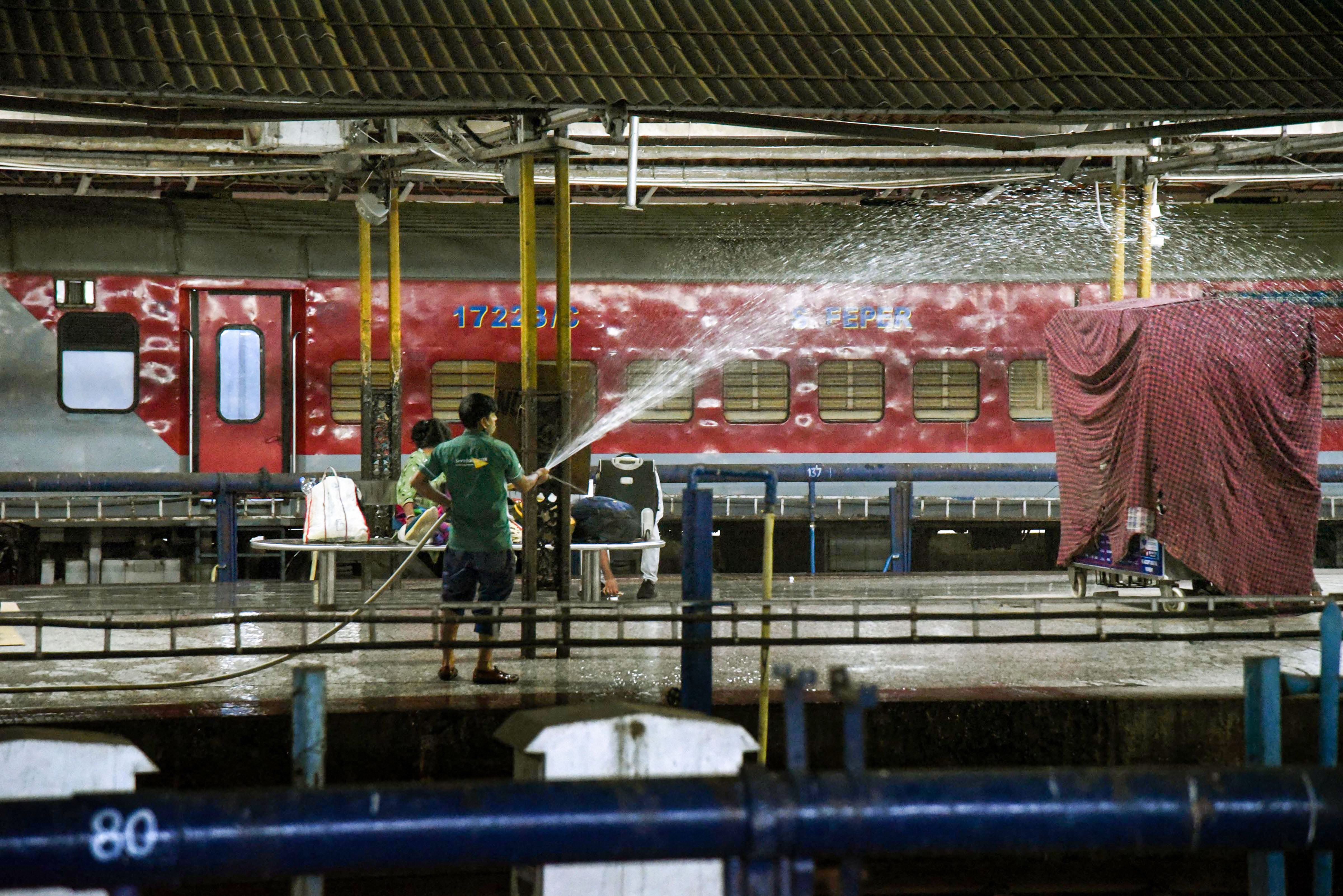 ഇന്ത്യയില്‍ കൊവിഡ് രണ്ടാം തരംഗം തീവ്രമാകുന്നു, വിവിധ നഗരങ്ങളില്‍ നിന്നുള്ള ചിത്രങ്ങള്‍