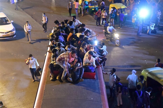 വീണ്ടും കൂട്ടപലായനം, ദില്ലിയിലെ അനന്ദ് വിഹാര്‍ ടെര്‍മിനലില്‍ നിന്നുള്ള ദൃശ്യങ്ങള്‍