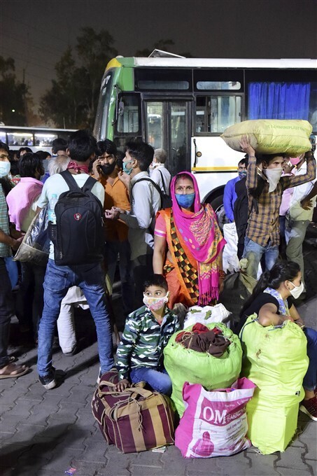 വീണ്ടും കൂട്ടപലായനം, ദില്ലിയിലെ അനന്ദ് വിഹാര്‍ ടെര്‍മിനലില്‍ നിന്നുള്ള ദൃശ്യങ്ങള്‍