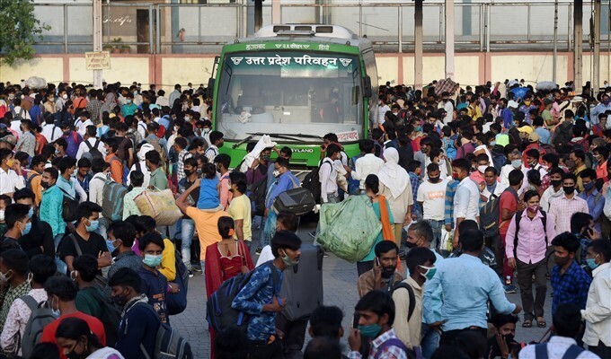 വീണ്ടും കൂട്ടപലായനം, ദില്ലിയിലെ അനന്ദ് വിഹാര്‍ ടെര്‍മിനലില്‍ നിന്നുള്ള ദൃശ്യങ്ങള്‍