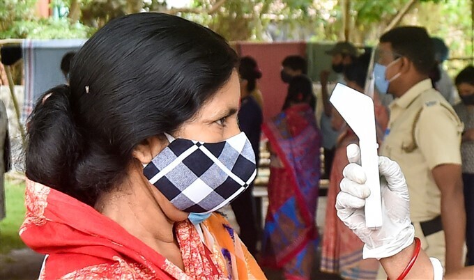 ബംഗാള്‍ തെരഞ്ഞെടുപ്പ് ആറാംഘട്ട പോളിംഗ് തുടരുന്നു, ചിത്രങ്ങള്‍ കാണാം