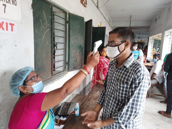 ബംഗാള്‍ തെരഞ്ഞെടുപ്പ് ആറാംഘട്ട പോളിംഗ് തുടരുന്നു, ചിത്രങ്ങള്‍ കാണാം