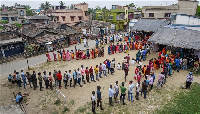 ബംഗാള്‍ തെരഞ്ഞെടുപ്പ് ആറാംഘട്ട പോളിംഗ് തുടരുന്നു, ചിത്രങ്ങള്‍ കാണാം
