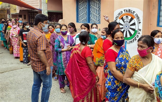 ബംഗാള്‍ തെരഞ്ഞെടുപ്പ് ആറാംഘട്ട പോളിംഗ് തുടരുന്നു, ചിത്രങ്ങള്‍ കാണാം