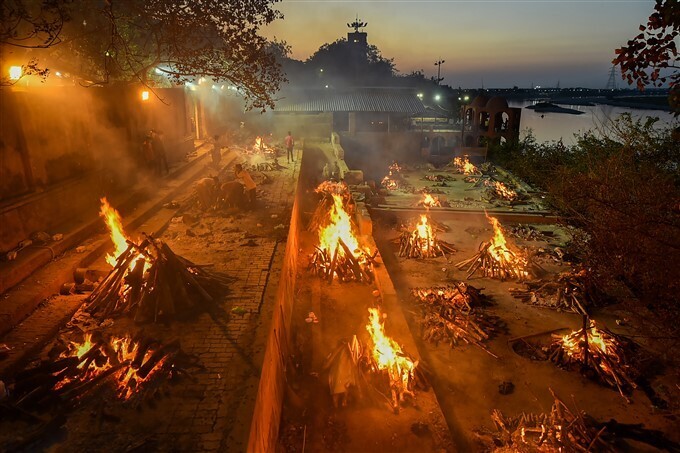 കൊവിഡ് രണ്ടാംതരംഗത്തിന്റെ ഭീകരത വ്യക്തമാക്കുന്ന ചിത്രങ്ങള്‍