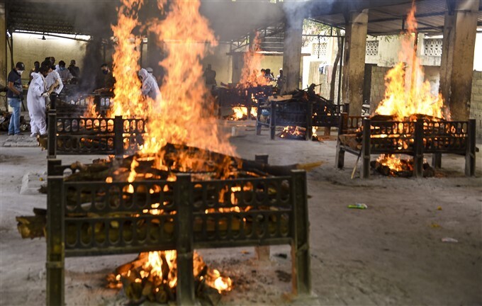 കൊവിഡ് രണ്ടാംതരംഗത്തിന്റെ ഭീകരത വ്യക്തമാക്കുന്ന ചിത്രങ്ങള്‍
