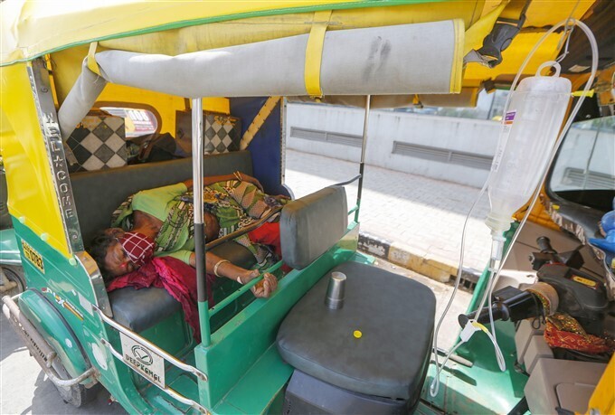 കൊവിഡ് രണ്ടാംതരംഗത്തിന്റെ ഭീകരത വ്യക്തമാക്കുന്ന ചിത്രങ്ങള്‍