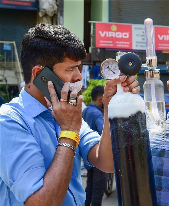  ഓക്‌സിജന്‍ സിലിണ്ടറുകള്‍ക്കായുള്ള നീണ്ട നിര, ദല്‍ഹിയില്‍ നിന്നുള്ള ചിത്രങ്ങള്‍