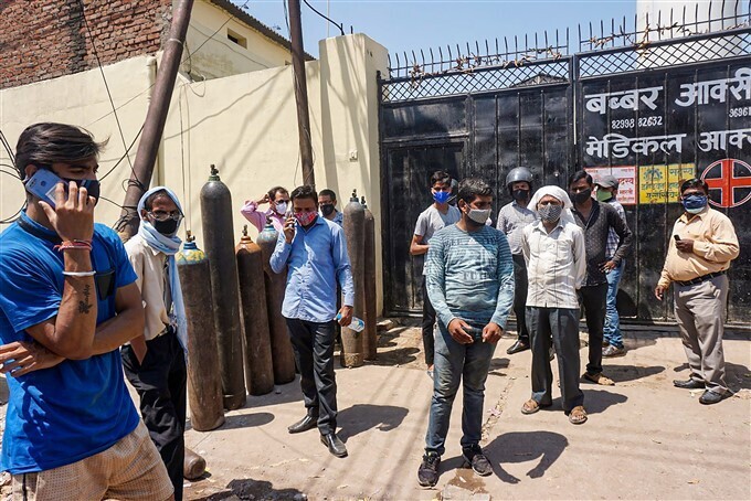  ഓക്‌സിജന്‍ സിലിണ്ടറുകള്‍ക്കായുള്ള നീണ്ട നിര, ദല്‍ഹിയില്‍ നിന്നുള്ള ചിത്രങ്ങള്‍