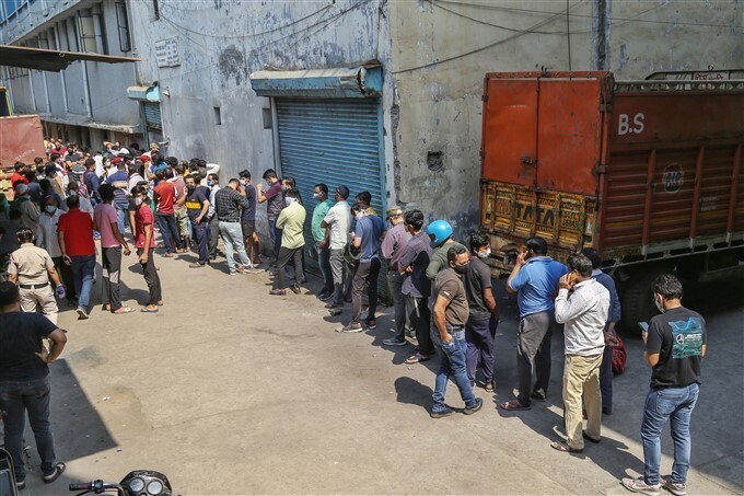  ഓക്‌സിജന്‍ സിലിണ്ടറുകള്‍ക്കായുള്ള നീണ്ട നിര, ദല്‍ഹിയില്‍ നിന്നുള്ള ചിത്രങ്ങള്‍