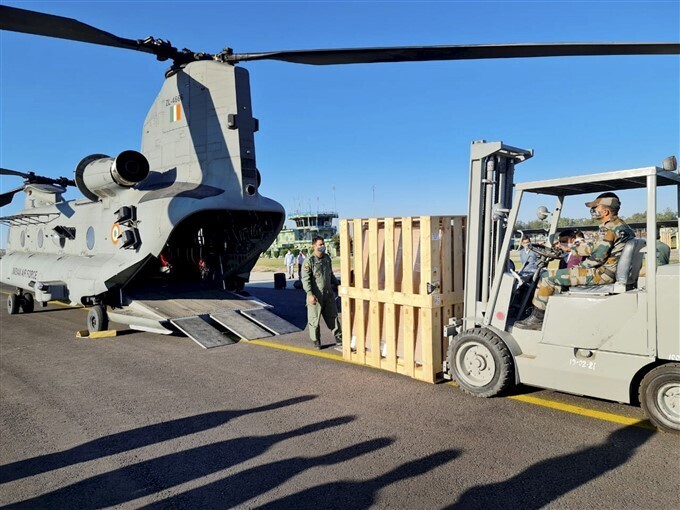 രാജ്യത്തിന്റെ വിവിധ ഭാഗങ്ങളിലേക്ക് ഓക്‌സിജന്‍ കണ്ടെയ്‌നറുകള്‍ എയര്‍ഫോഴ്‌സ് വിമാനത്തില്‍ എത്തിക്കുന്നു, ചിത്രങ്ങള്‍ കാണാം