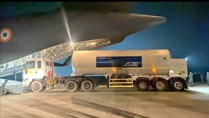 രാജ്യത്തിന്റെ വിവിധ ഭാഗങ്ങളിലേക്ക് ഓക്‌സിജന്‍ കണ്ടെയ്‌നറുകള്‍ എയര്‍ഫോഴ്‌സ് വിമാനത്തില്‍ എത്തിക്കുന്നു, ചിത്രങ്ങള്‍ കാണാം