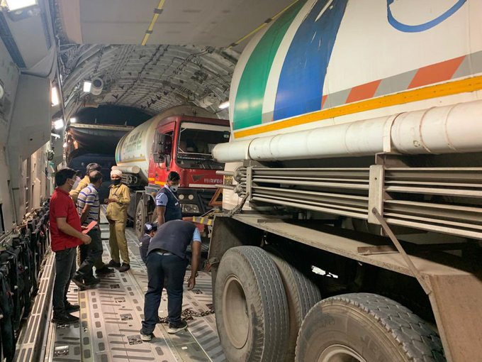 രാജ്യത്തിന്റെ വിവിധ ഭാഗങ്ങളിലേക്ക് ഓക്‌സിജന്‍ കണ്ടെയ്‌നറുകള്‍ എയര്‍ഫോഴ്‌സ് വിമാനത്തില്‍ എത്തിക്കുന്നു, ചിത്രങ്ങള്‍ കാണാം