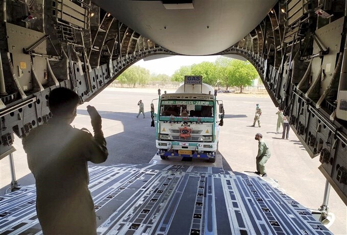 രാജ്യത്തിന്റെ വിവിധ ഭാഗങ്ങളിലേക്ക് ഓക്‌സിജന്‍ കണ്ടെയ്‌നറുകള്‍ എയര്‍ഫോഴ്‌സ് വിമാനത്തില്‍ എത്തിക്കുന്നു, ചിത്രങ്ങള്‍ കാണാം