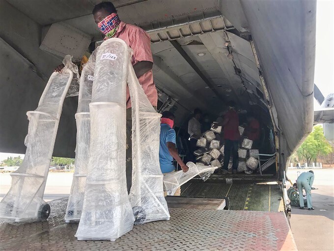 രാജ്യത്തിന്റെ വിവിധ ഭാഗങ്ങളിലേക്ക് ഓക്‌സിജന്‍ കണ്ടെയ്‌നറുകള്‍ എയര്‍ഫോഴ്‌സ് വിമാനത്തില്‍ എത്തിക്കുന്നു, ചിത്രങ്ങള്‍ കാണാം