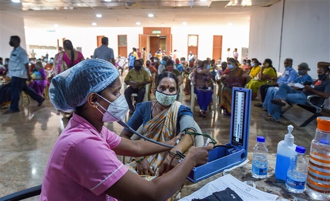 കൊവിഡ് രണ്ടാം തരംഗം: രാജ്യത്ത് വാക്‌സിനേഷന്‍ തുടരുന്നു; ചിത്രങ്ങള്‍ കാണാം