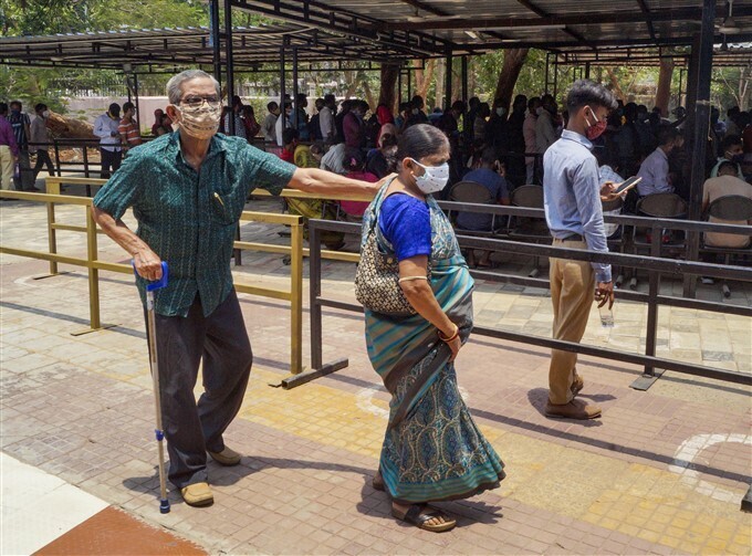 കൊവിഡ് രണ്ടാം തരംഗം: രാജ്യത്ത് വാക്‌സിനേഷന്‍ തുടരുന്നു; ചിത്രങ്ങള്‍ കാണാം