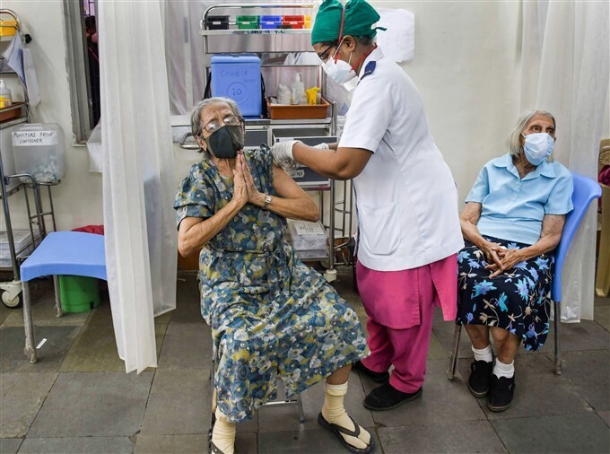 കൊവിഡ് രണ്ടാം തരംഗം: രാജ്യത്ത് വാക്‌സിനേഷന്‍ തുടരുന്നു; ചിത്രങ്ങള്‍ കാണാം