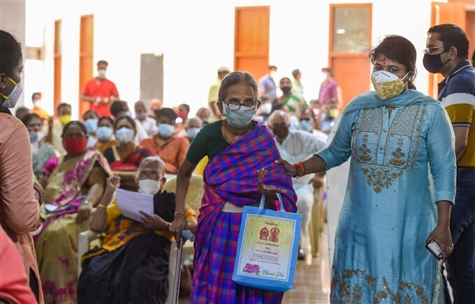 കൊവിഡ് രണ്ടാം തരംഗം: രാജ്യത്ത് വാക്‌സിനേഷന്‍ തുടരുന്നു; ചിത്രങ്ങള്‍ കാണാം