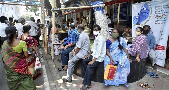 കൊവിഡ് രണ്ടാം തരംഗം: രാജ്യത്ത് വാക്‌സിനേഷന്‍ തുടരുന്നു; ചിത്രങ്ങള്‍ കാണാം