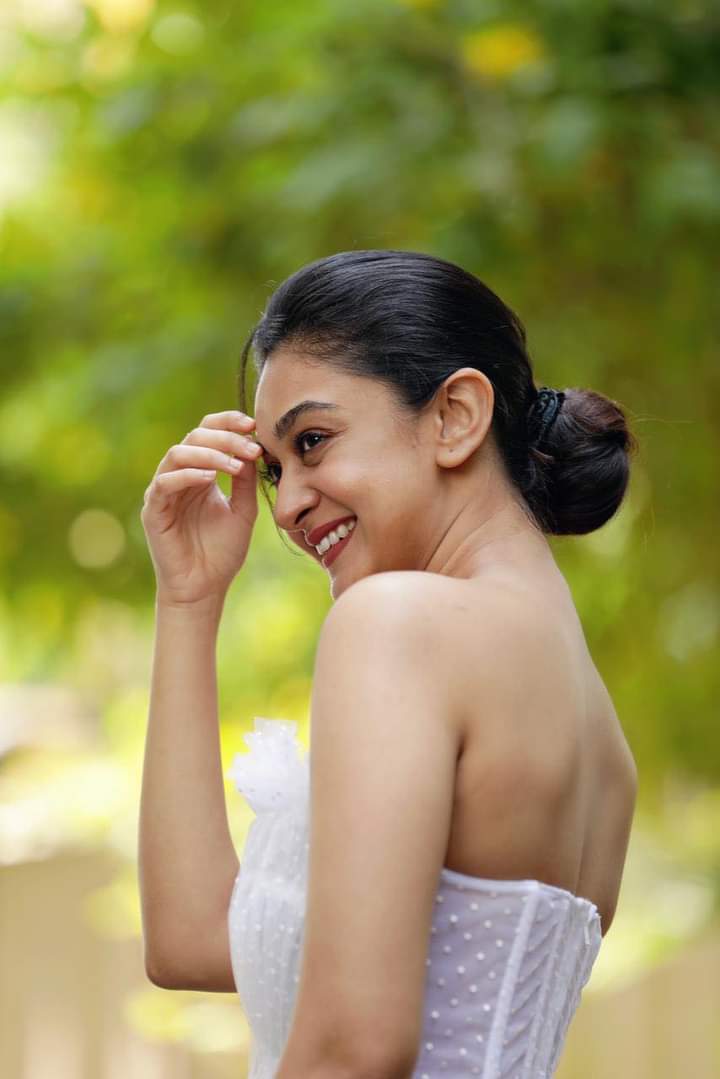 സാരിയിലും മോഡേണ്‍ ഡ്രസ്സിലും തിളങ്ങി ഐശ്വര്യ അര്‍ജുന്‍; നടിയുടെ പുതിയ ചിത്രങ്ങല്‍