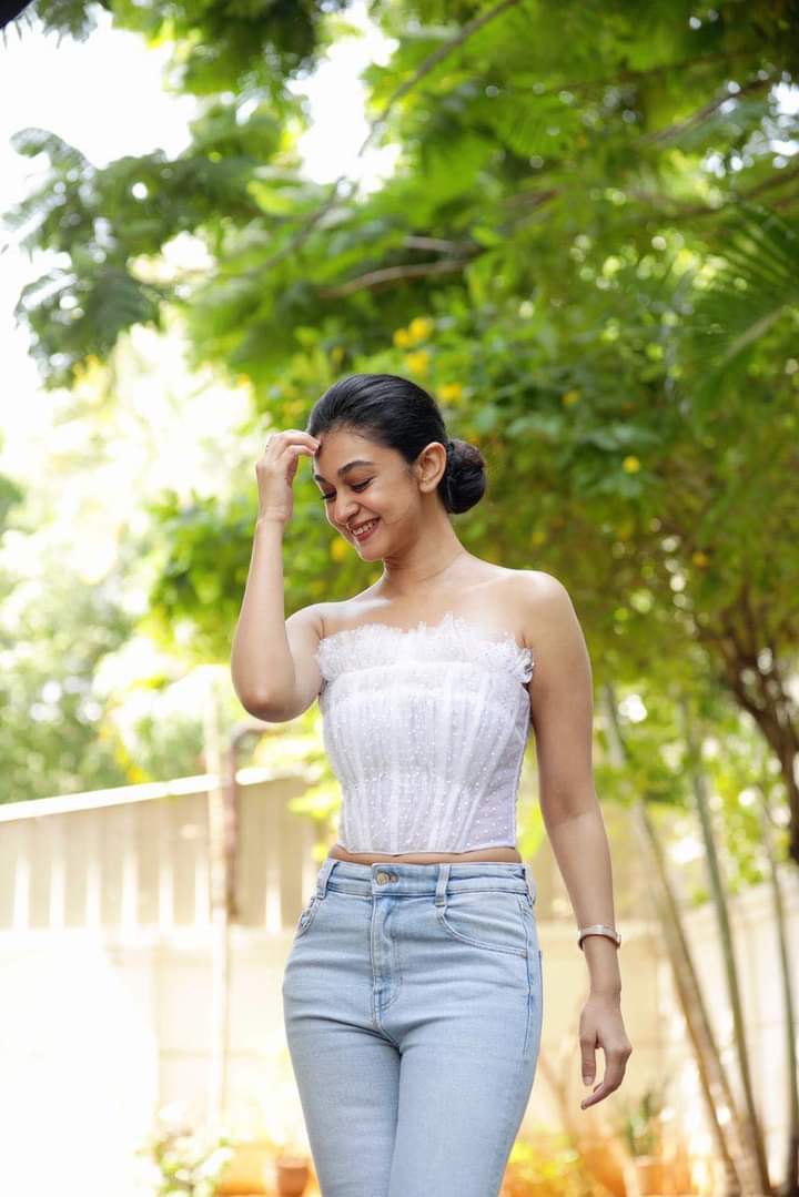 സാരിയിലും മോഡേണ്‍ ഡ്രസ്സിലും തിളങ്ങി ഐശ്വര്യ അര്‍ജുന്‍; നടിയുടെ പുതിയ ചിത്രങ്ങല്‍