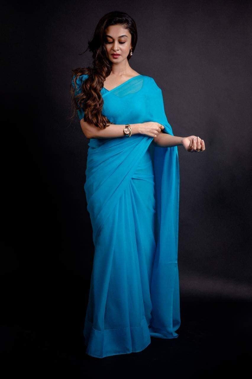 സാരിയിലും മോഡേണ്‍ ഡ്രസ്സിലും തിളങ്ങി ഐശ്വര്യ അര്‍ജുന്‍; നടിയുടെ പുതിയ ചിത്രങ്ങല്‍