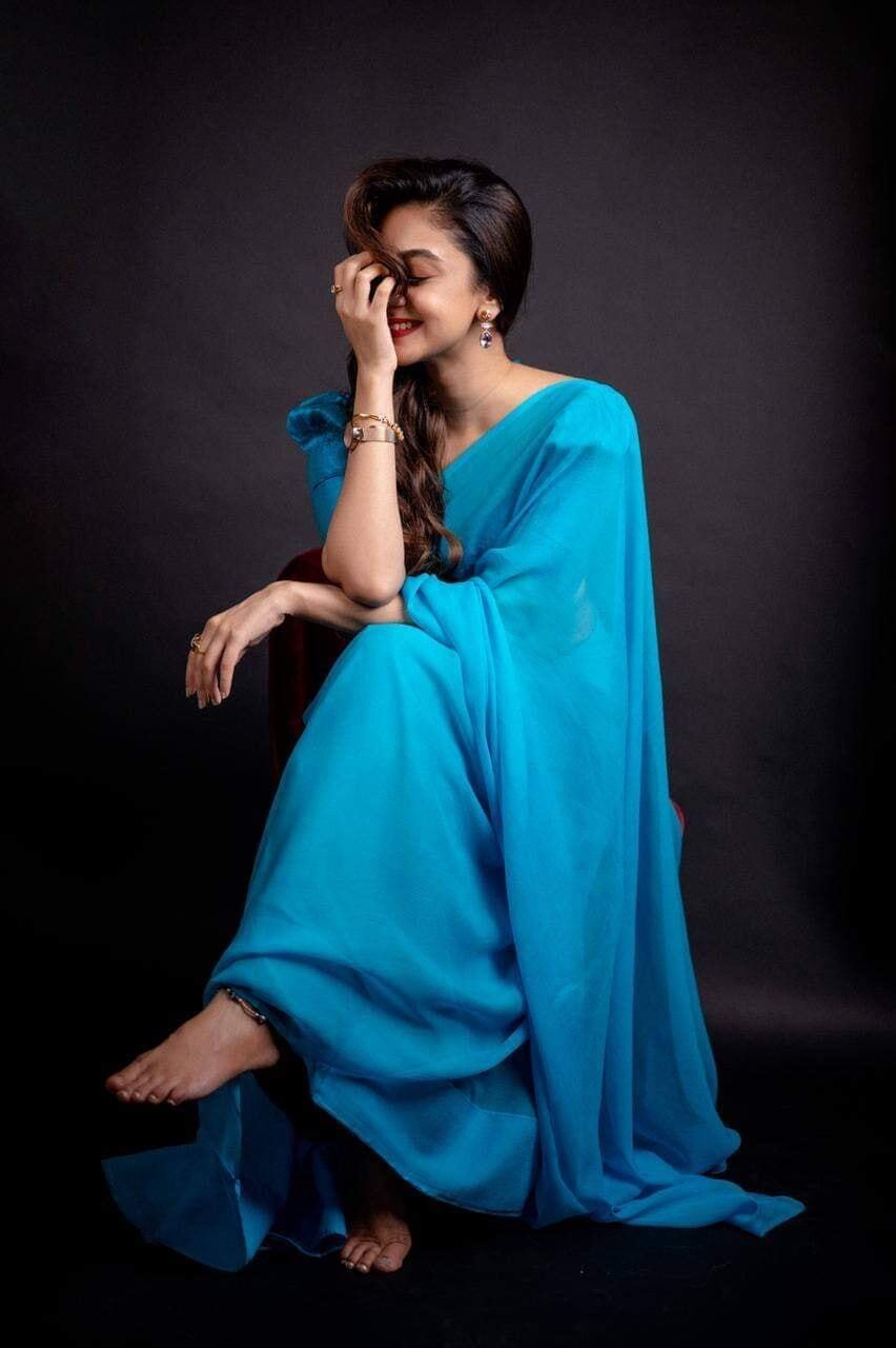 സാരിയിലും മോഡേണ്‍ ഡ്രസ്സിലും തിളങ്ങി ഐശ്വര്യ അര്‍ജുന്‍; നടിയുടെ പുതിയ ചിത്രങ്ങല്‍