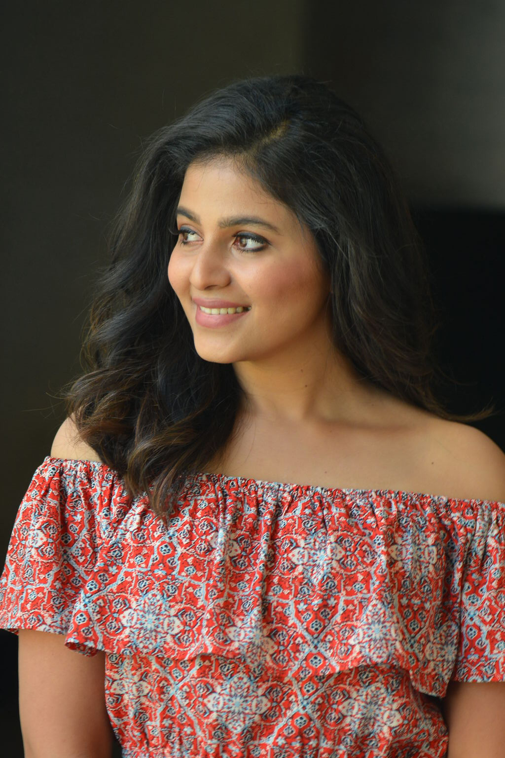 സ്റ്റൈലിഷ് ലുക്കിൽ നടി അഞ്ജലി, പുതിയ ഫോട്ടോകൾ