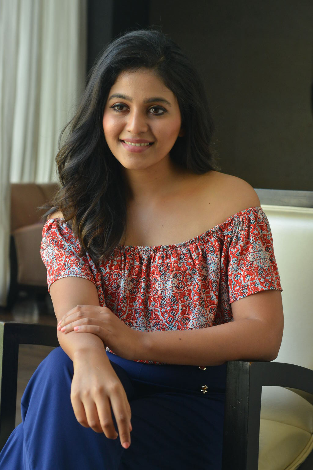 സ്റ്റൈലിഷ് ലുക്കിൽ നടി അഞ്ജലി, പുതിയ ഫോട്ടോകൾ