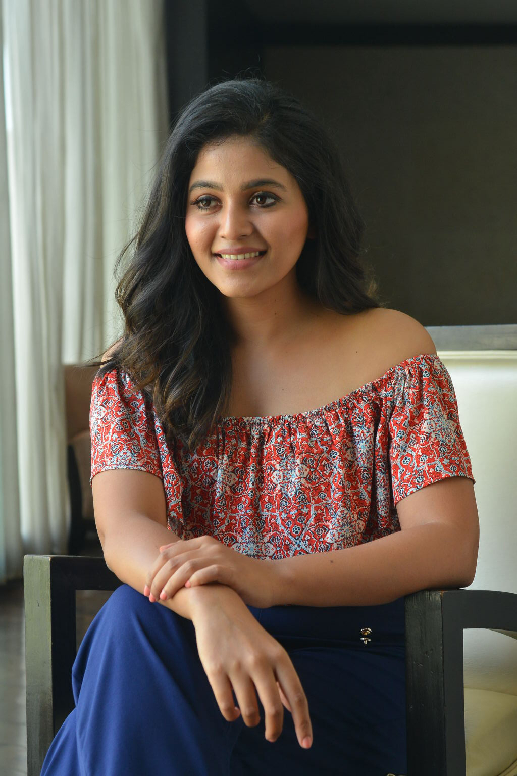 സ്റ്റൈലിഷ് ലുക്കിൽ നടി അഞ്ജലി, പുതിയ ഫോട്ടോകൾ