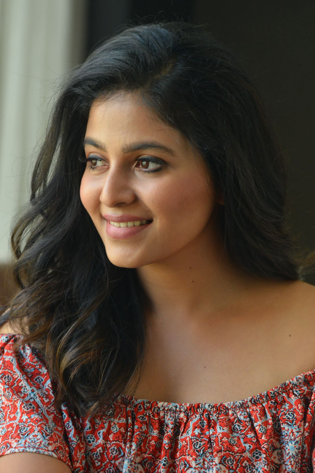 സ്റ്റൈലിഷ് ലുക്കിൽ നടി അഞ്ജലി, പുതിയ ഫോട്ടോകൾ