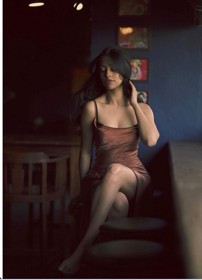 ഗ്ലാമറസ് ലുക്കില്‍ തിളങ്ങി മലയാളികളുടെ സ്വന്തം അനു ഇമ്മാനുവല്‍, ചിത്രങ്ങള്‍ ഏറ്റെടുത്ത് സോഷ്യല്‍ മീഡിയ