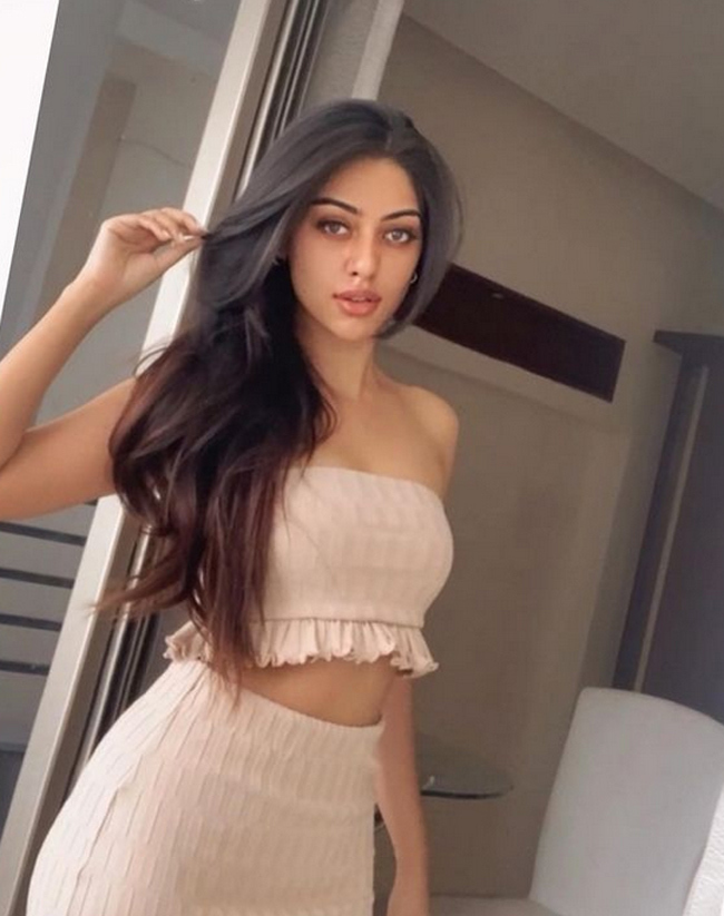 ഗ്ലാമറസ് ലുക്കില്‍ തിളങ്ങി മലയാളികളുടെ സ്വന്തം അനു ഇമ്മാനുവല്‍, ചിത്രങ്ങള്‍ ഏറ്റെടുത്ത് സോഷ്യല്‍ മീഡിയ