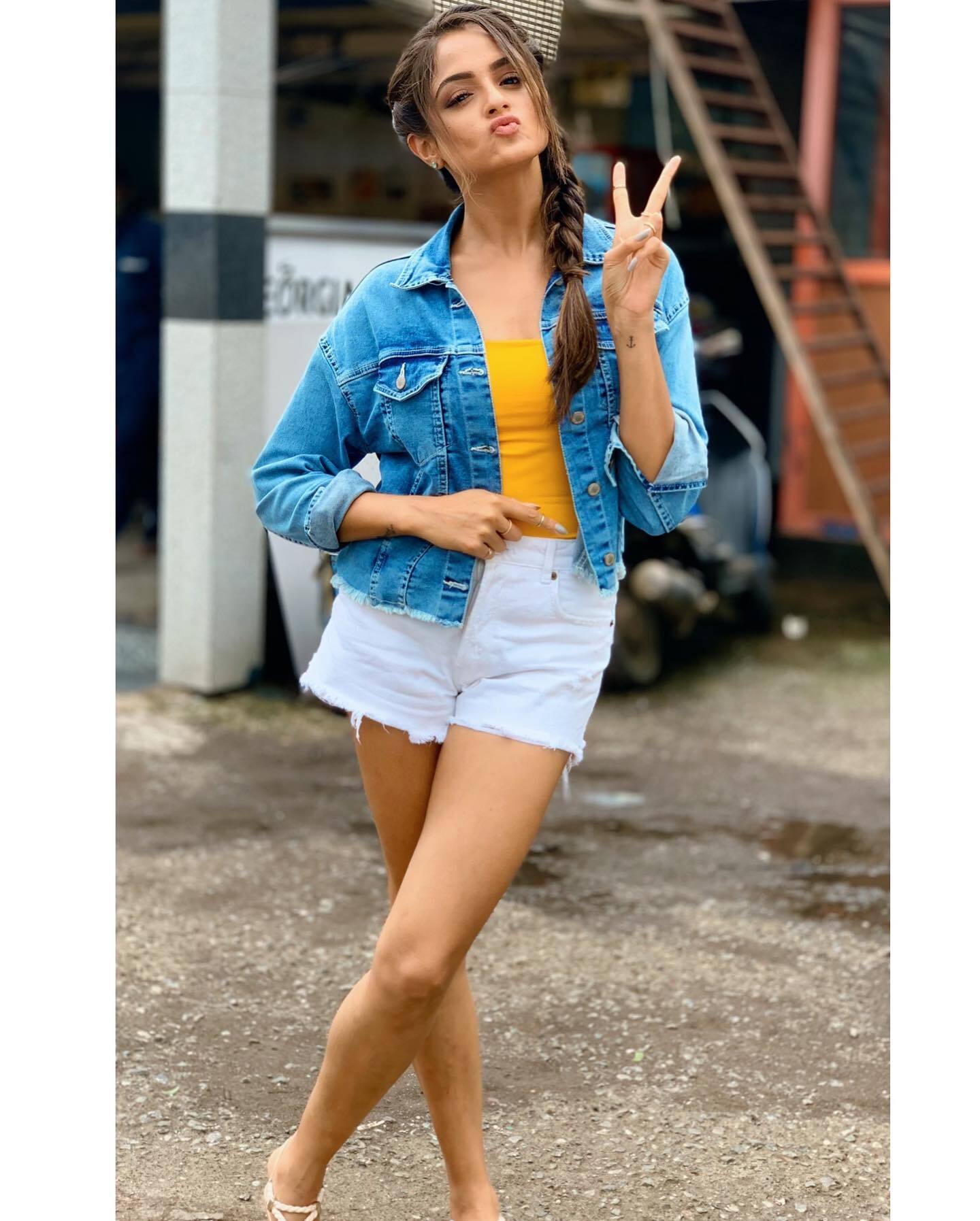 അസ്മിത സൂദിൻ്റെ ഏറ്റവും പുതിയ ചിത്രങ്ങൾ കാണാം