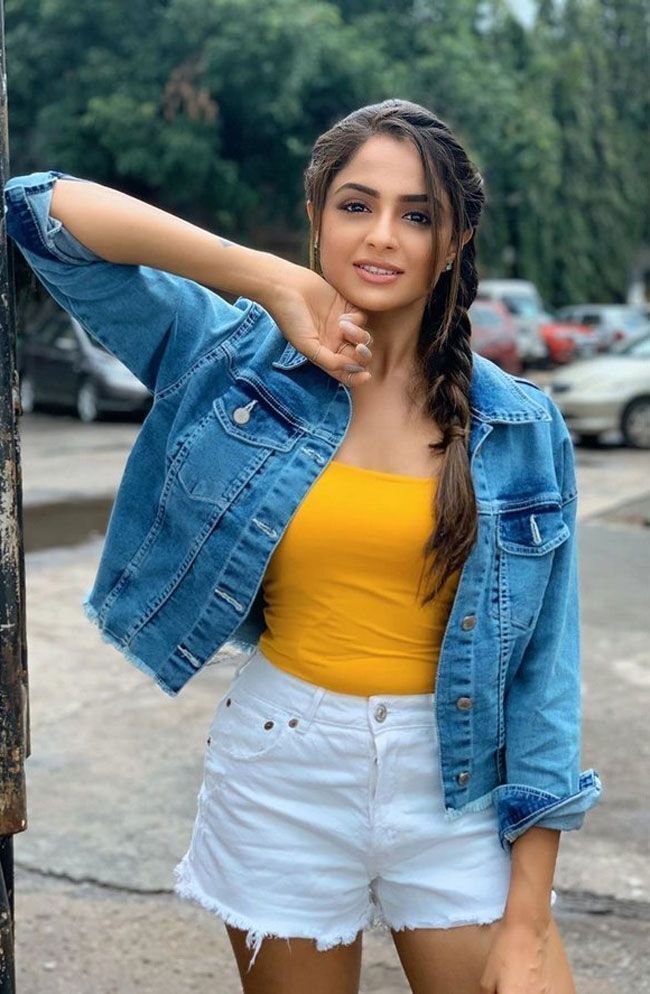 അസ്മിത സൂദിൻ്റെ ഏറ്റവും പുതിയ ചിത്രങ്ങൾ കാണാം