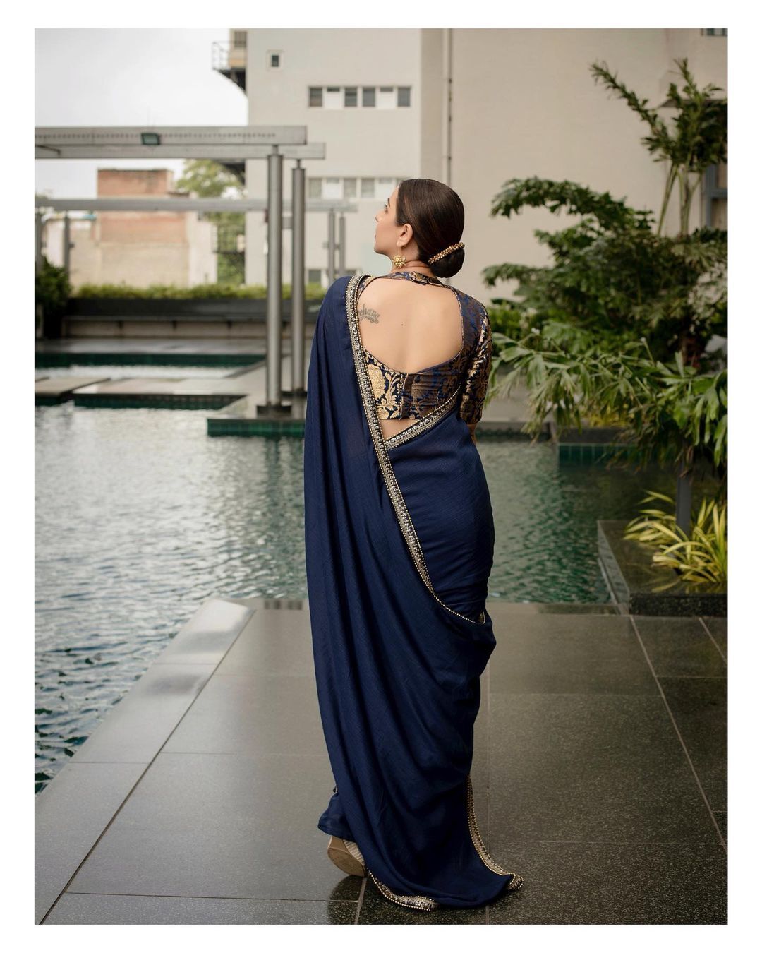 നീല ചിറകുവിടർത്തി നിക്കി ഗൽറാണി, ചിത്രങ്ങൾ കാണാം