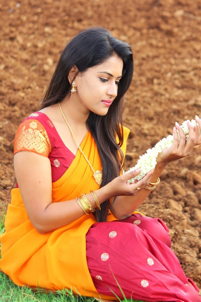 ഒരേ സമയം രാജകുമാരിയെ പോലെയും ഗ്ലാമറസായിട്ടും നിത്യ രാജ്, ചിത്രങ്ങള്‍ സോഷ്യല്‍ മീഡിയയില്‍ വൈറല്‍