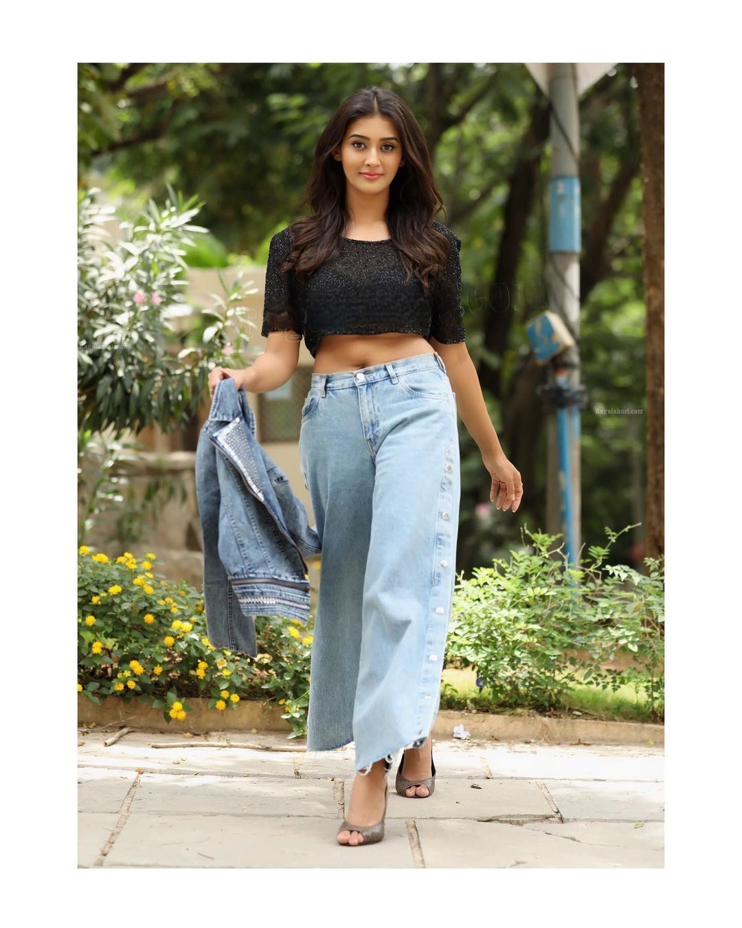 ഹോട്ട് ലുക്കില്‍ പൂജ ജാവേരി, ചിത്രങ്ങള്‍ കാണാം