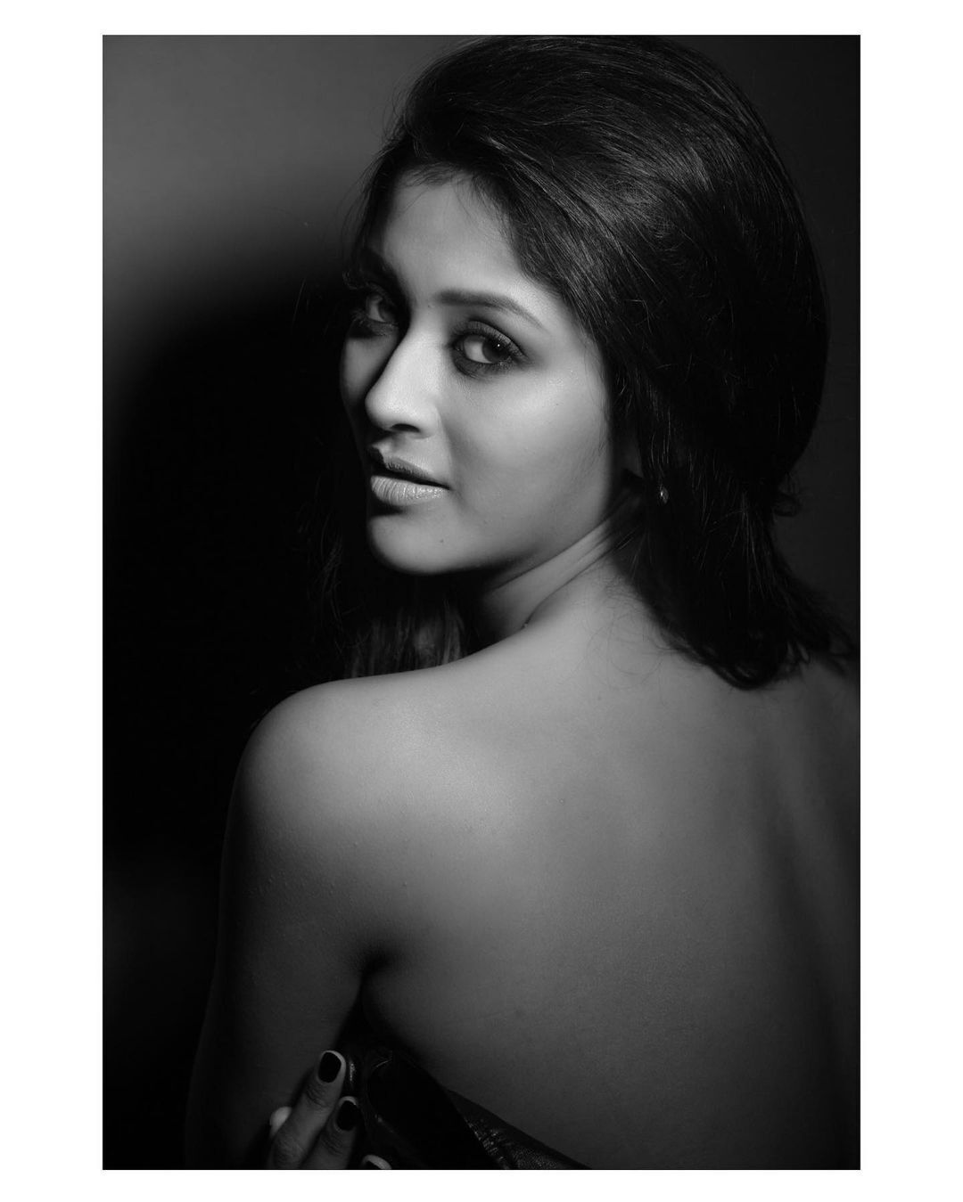 ഹോട്ട് ലുക്കില്‍ പൂജ ജാവേരി, ചിത്രങ്ങള്‍ കാണാം