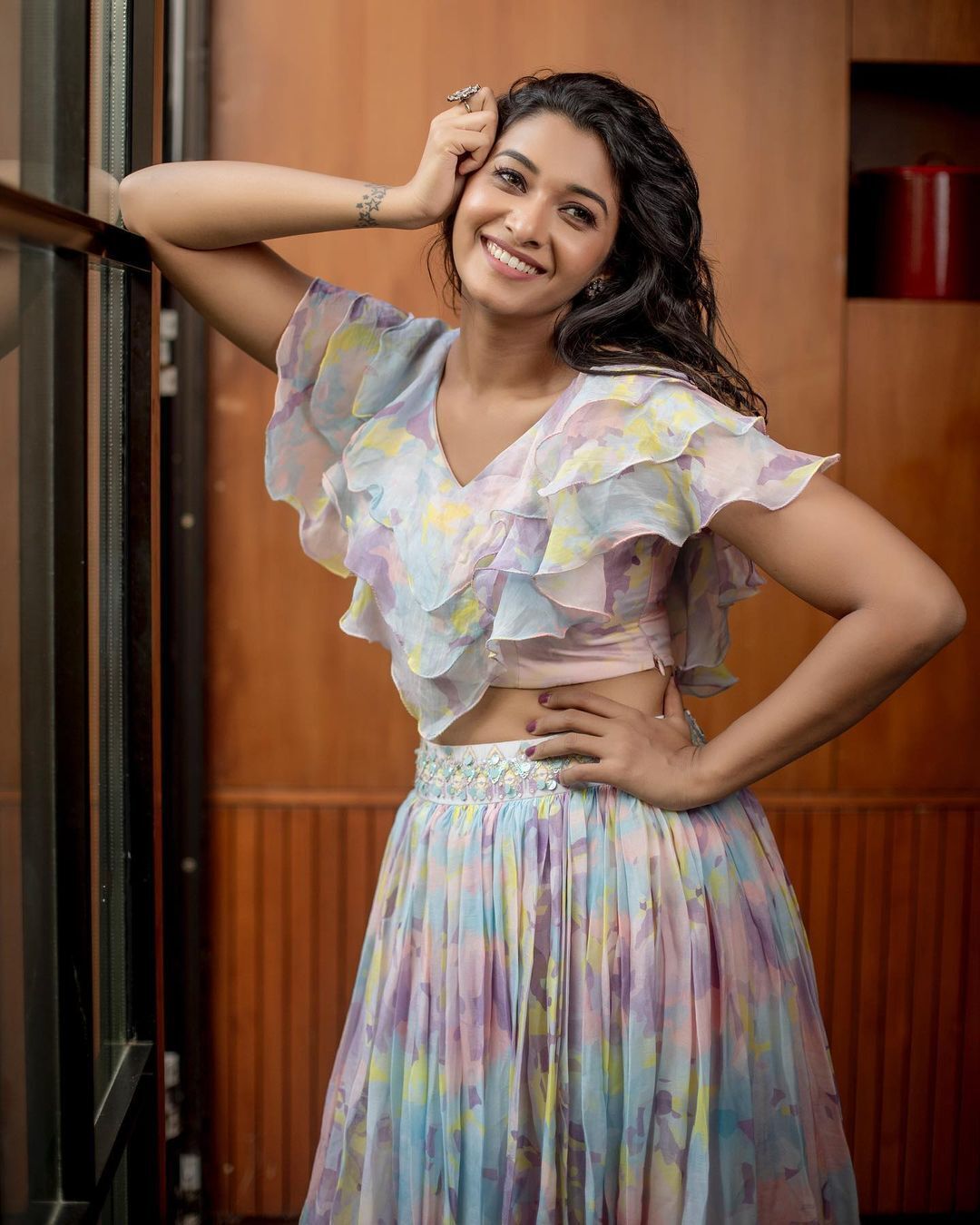 മോഡേണ്‍ ലുക്കില്‍ തിളങ്ങി പ്രിയാ ഭവാനി ശങ്കര്‍; വൈറല്‍ ചിത്രങ്ങള്‍ കാണാം