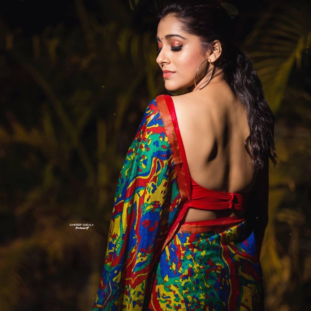 നടുറോഡിൽ‍ കിടിലം ഫോട്ടോഷൂട്ടുമായി രശ്മി ഗൗതം; സോഷ്യല്‍ മീഡിയയിൽ‍ വൈറലായ ചിത്രങ്ങള്‍ കാണാം