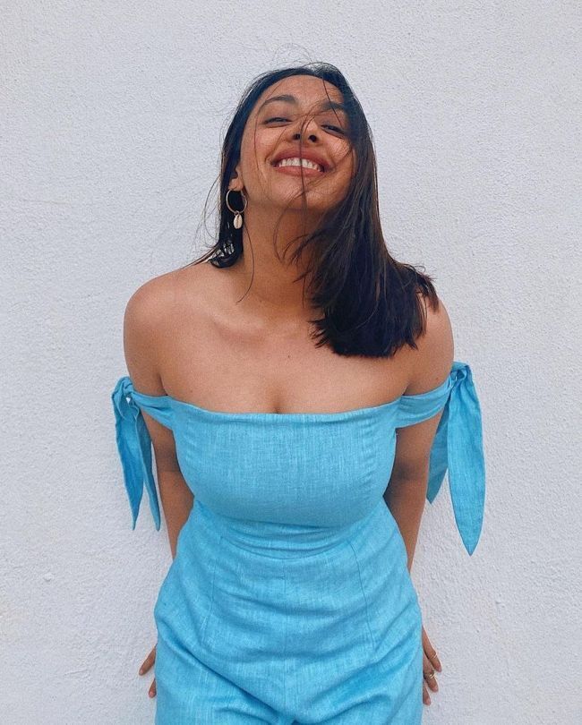 ഹോട്ട് ലുക്കിൽ നടി അകാൻഷ, ചിത്രങ്ങൾ കാണാം