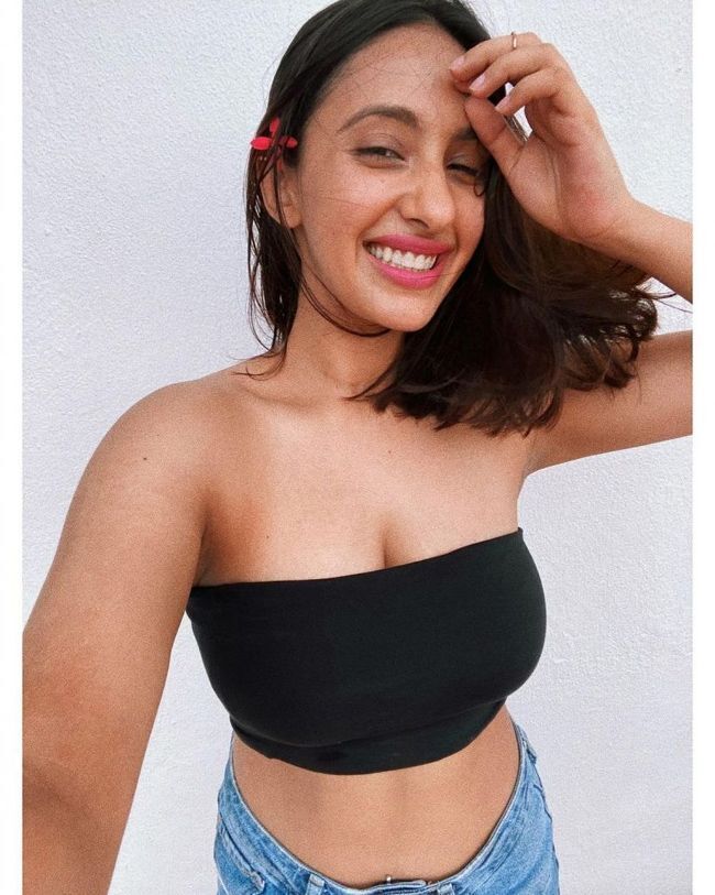 ഹോട്ട് ലുക്കിൽ നടി അകാൻഷ, ചിത്രങ്ങൾ കാണാം