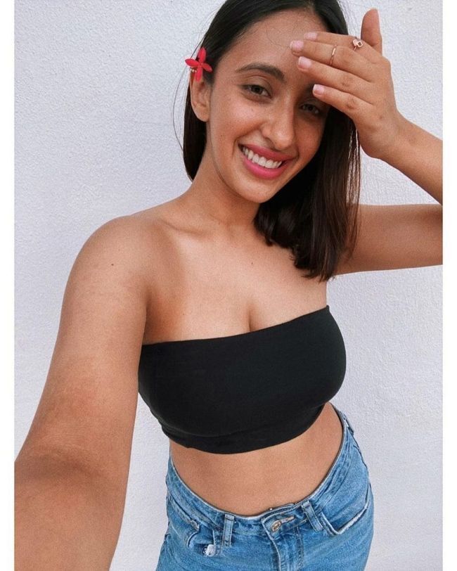 ഹോട്ട് ലുക്കിൽ നടി അകാൻഷ, ചിത്രങ്ങൾ കാണാം