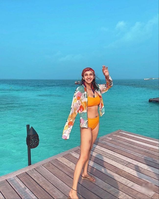 ഹോട്ട് ലുക്കിൽ നടി അകാൻഷ, ചിത്രങ്ങൾ കാണാം